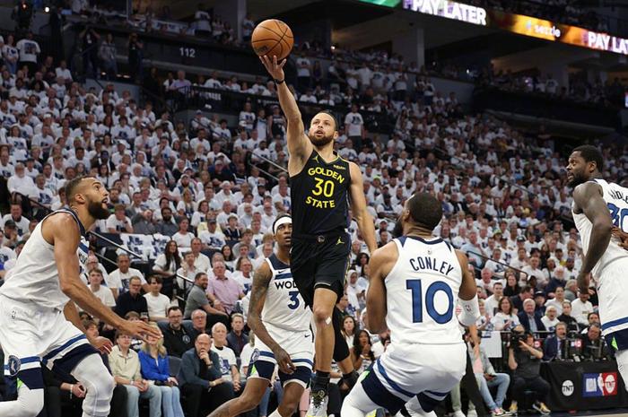 年薪5413万,意外成交易筹码!加盟勇士后状态下滑,你确实该离开